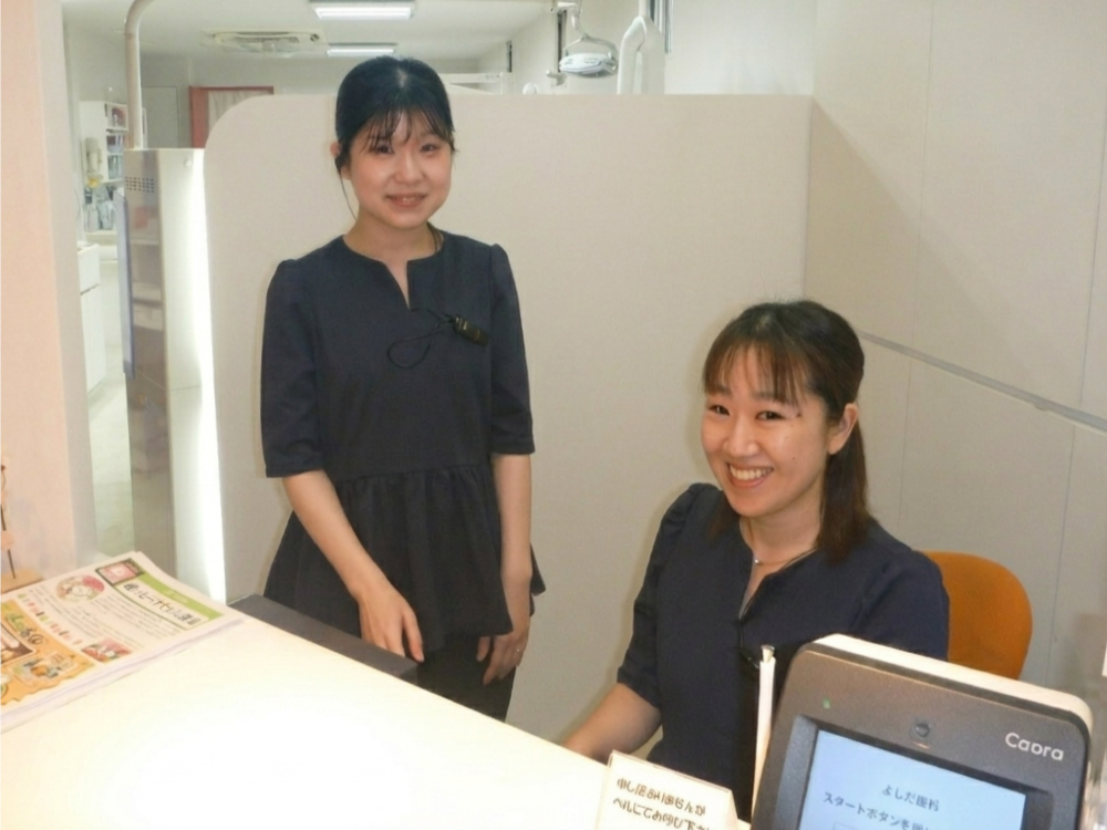 笑顔でお出迎えする、受付スタッフの写真。
