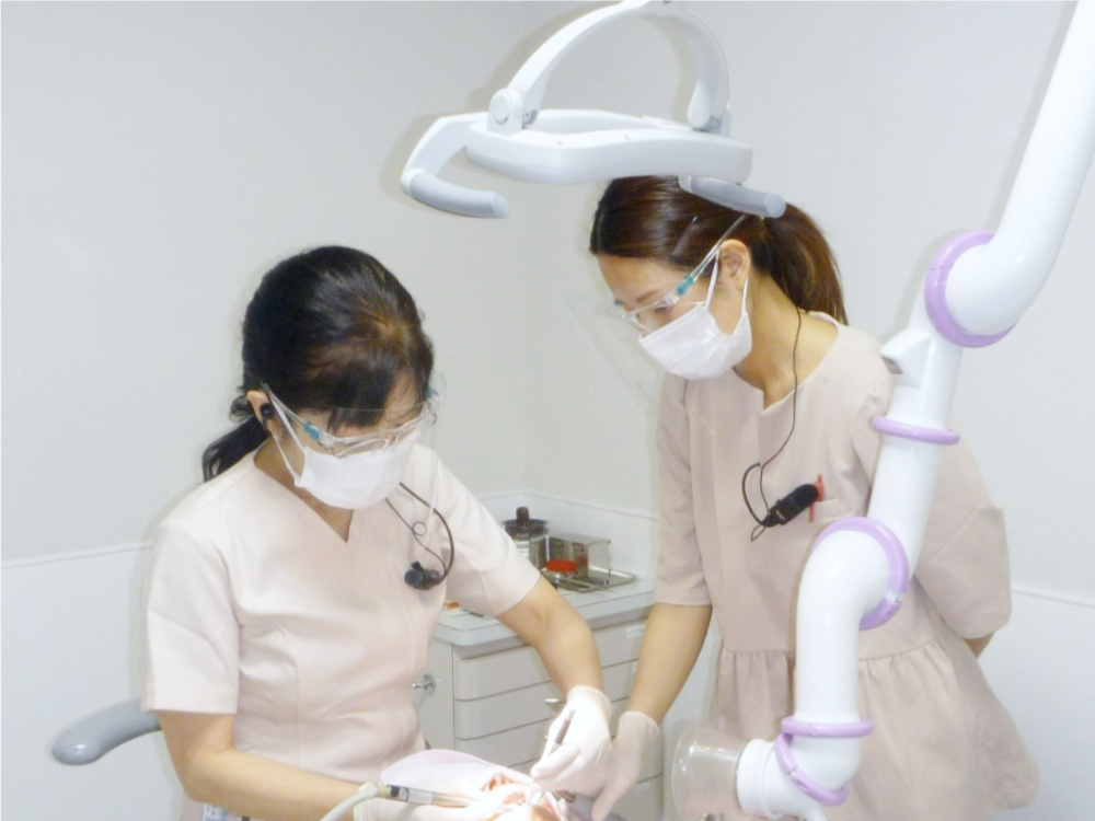 写真、治療の様子。
